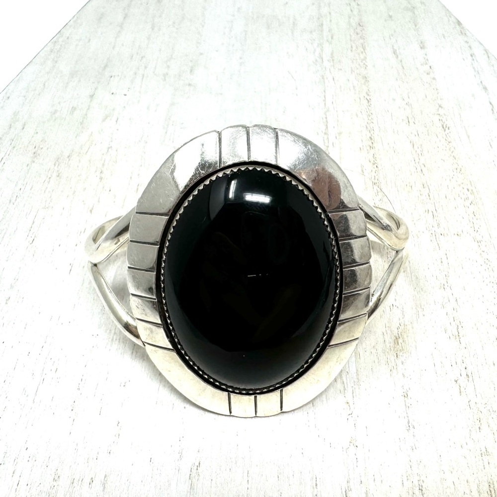 E YAZZIE Navajo sterling silver, large onyx cuff bracelet, 47.2g - Picture 4 of 13